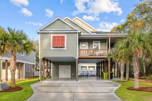 Modern Family Retreat Hot Tub and Fire Pit in Oak Island, United States