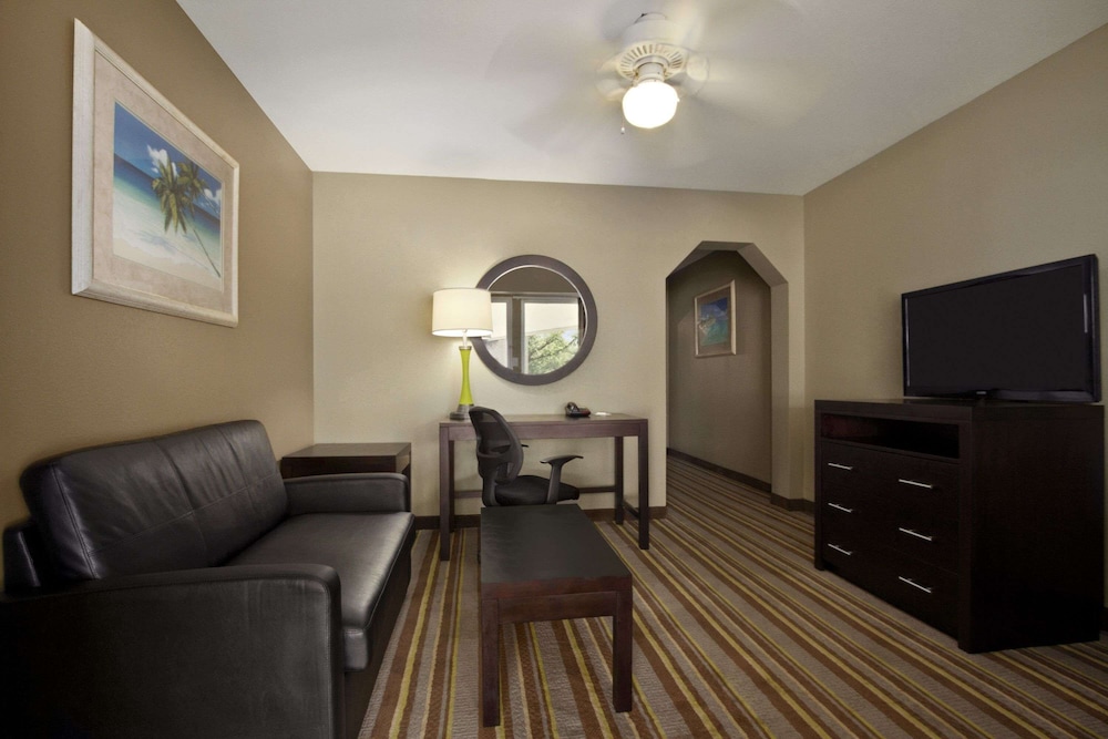 Super 8 by Wyndham Tupelo Airport - photo 6