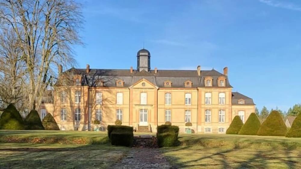 Cha Teau De Lauresse pet-friendly hotel Lombron