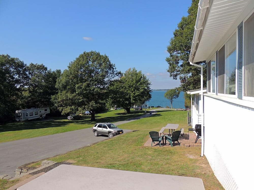 West Winds Motel & Cottages - photo 41
