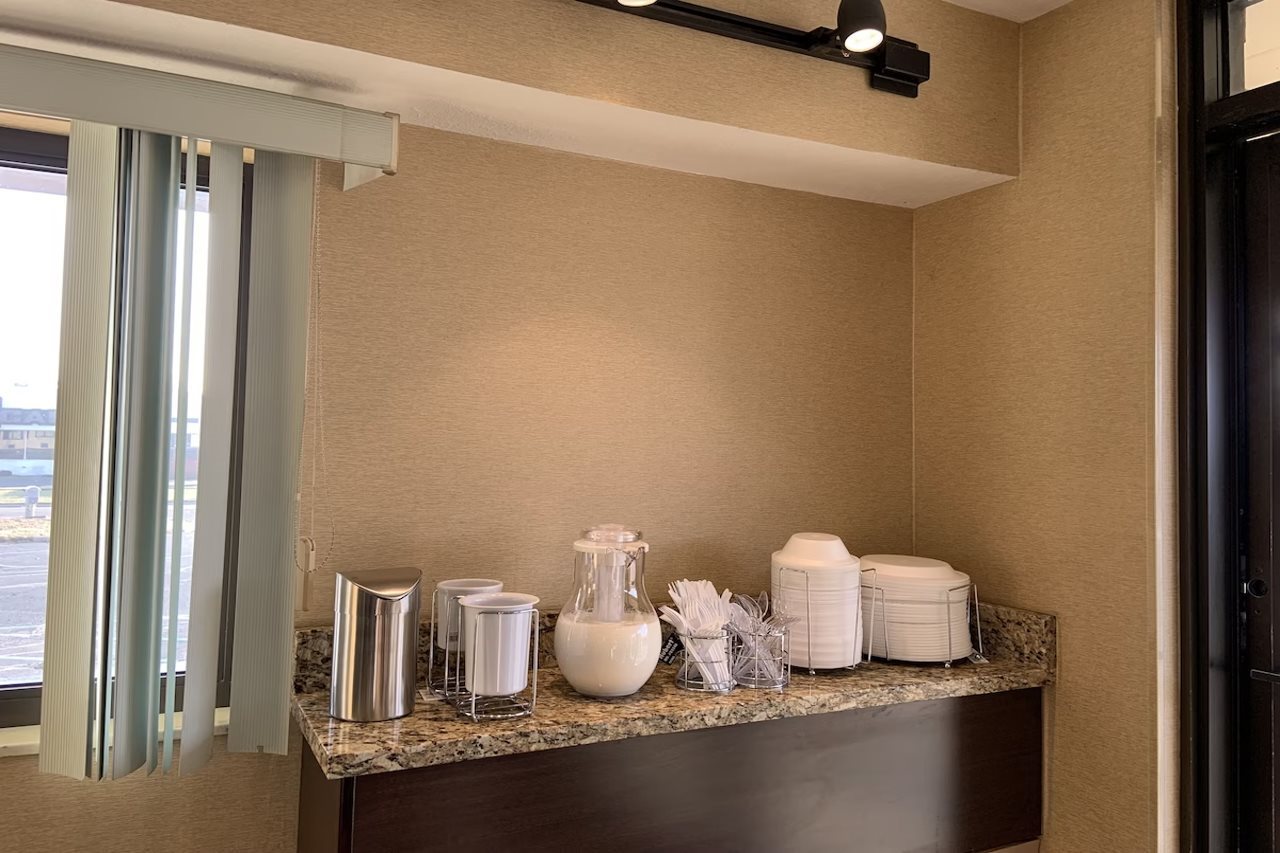 Baymont by Wyndham Holland Toledo in Holland, United States