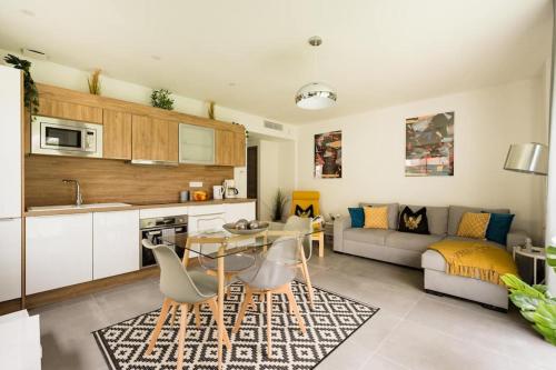 Stylish New 1 Bedroom Apartment in Juan Les Pins — 4-Star Luxury Hotel in Antibes, France