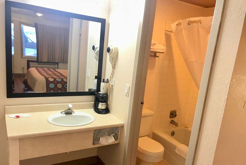 Super 8 by Wyndham Evanston - photo 8