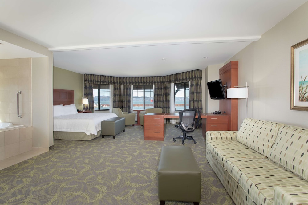 Hampton Inn and Suites Astoria - photo 13