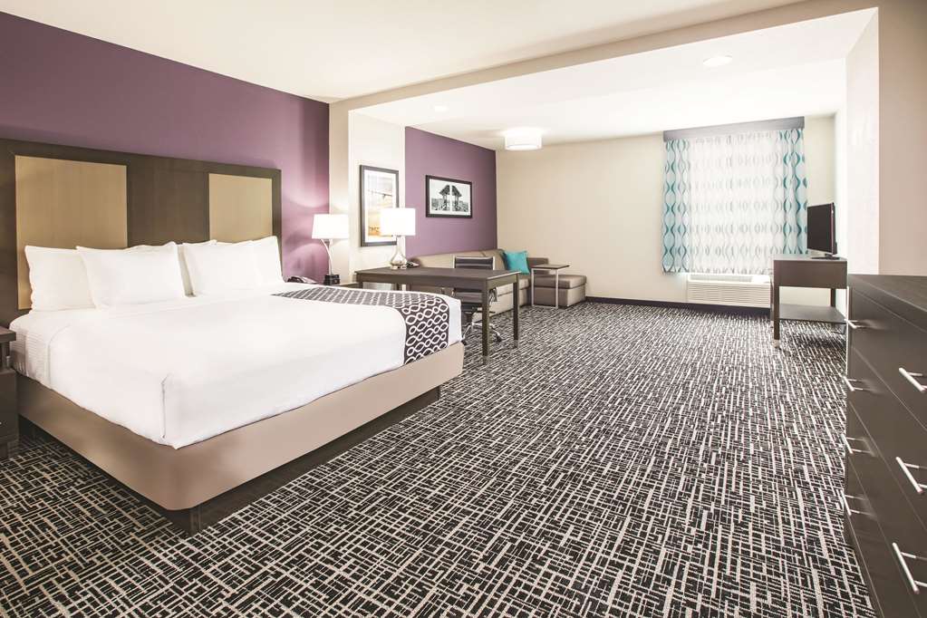 La Quinta Inn & Suites by Wyndham Dallas Plano The Colony - photo 10