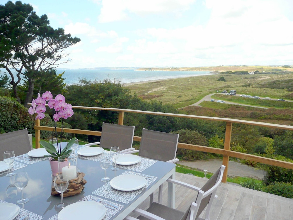 Stone House in Brittany with Sea Views — 4-Star Luxury Hotel in Plonevez-Porzay, France