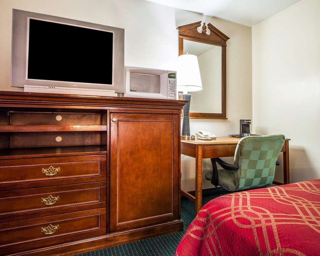 Rodeway Inn & Suites Brunswick near Hwy 1 - photo 14