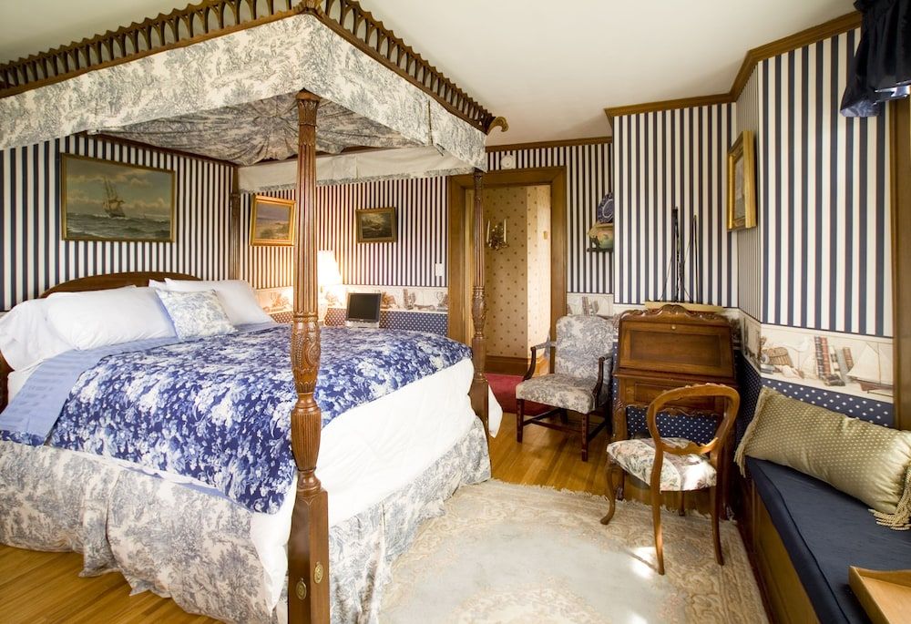 The Victorian Tudor Inn - photo 4