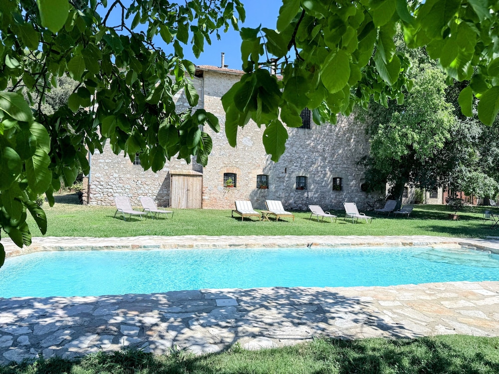 Elegant Farmhouse Retreat in Poreta Italy — 4-Star Luxury Hotel in Spoleto, Italy