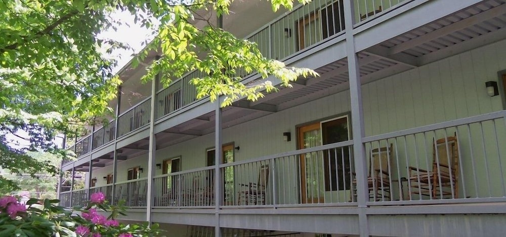 Four Seasons Inn - carbon neutral hotel in Maggie Valley