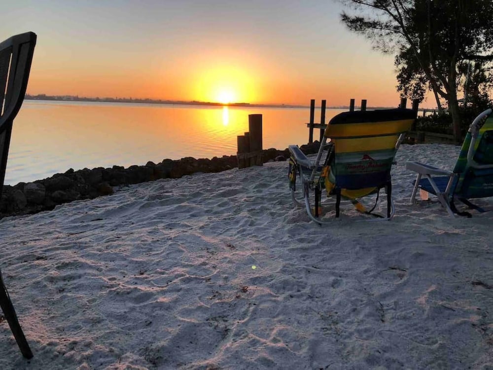 Gorgeous Waterfront Mermaid's Retreat Wows — 4-Star Luxury Hotel in Englewood, United States