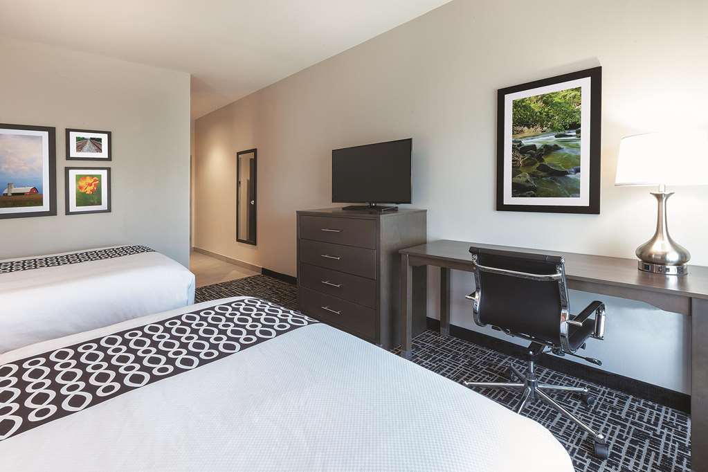 La Quinta Inn & Suites by Wyndham Terre Haute - photo 8