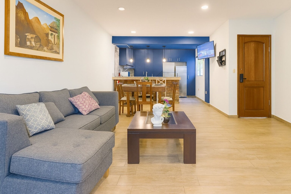Casa estilo americano cerca del Shopping Mariscal con 2 garajes y WiFi — 4-Star Luxury Hotel in Asuncion, Paraguay