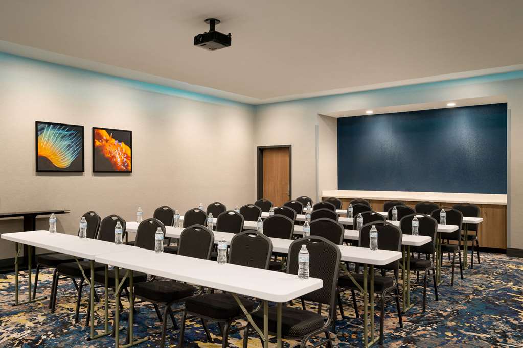 La Quinta Inn & Suites by Wyndham San Antonio Seaworld LAFB - photo 34
