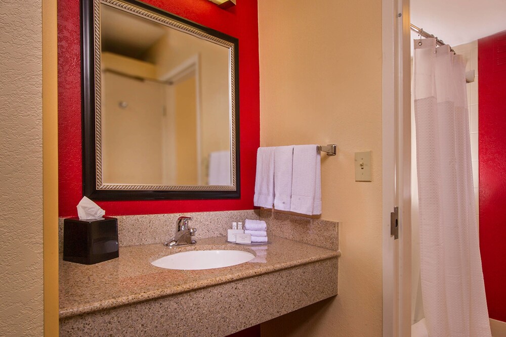 Courtyard by Marriott Hampton - photo 6