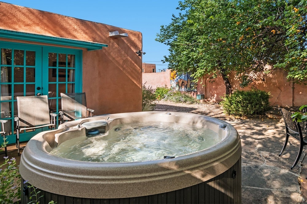 Amor Historic Adobe in the Heart of The Railyard and Downtown Santa Fe Hot Tub - photo 27