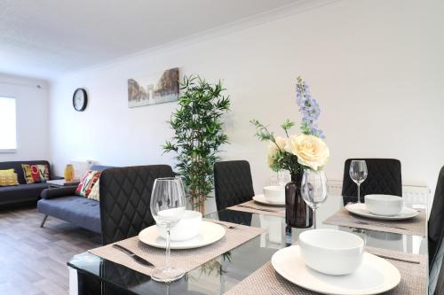 Skyvillion STEVENAGE Amazing 3Bed House Garden Free Off Street Parking for 2 Cars WiFi — 4-Star Luxury Hotel in Stevenage, United Kingdom