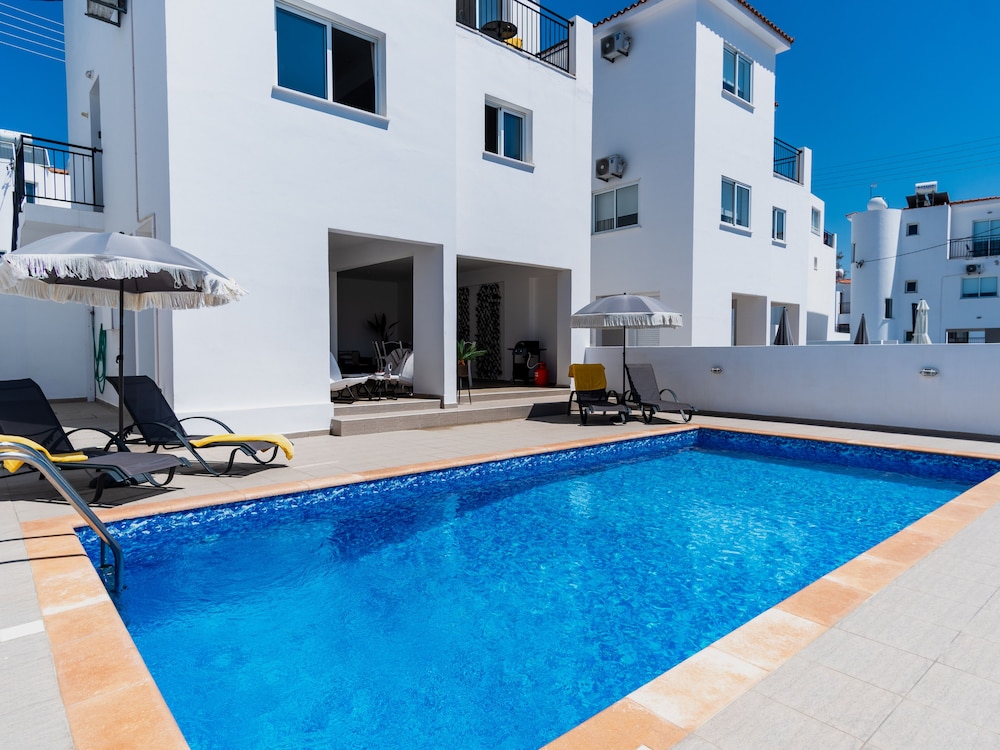 Sanders White Mountains Pleasant Villa With Pool Tremithousa — 4-Star Luxury Hotel in Emba, Cyprus