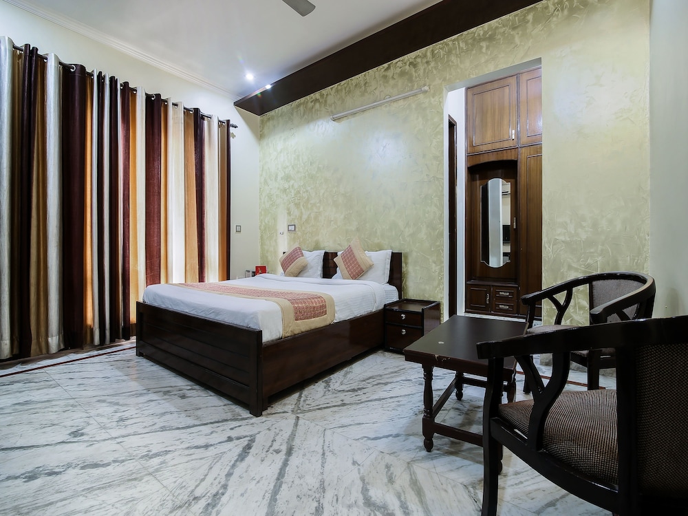 Oyo 15184 Dev Palace - carbon neutral hotel in Gurgaon