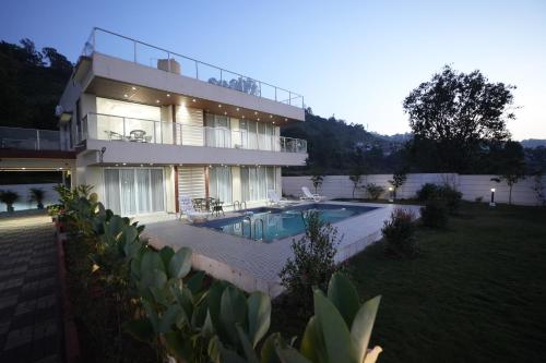 4 BHK Lavish villa in Bhose — 4-Star Luxury Hotel in Mahabaleshwar, India