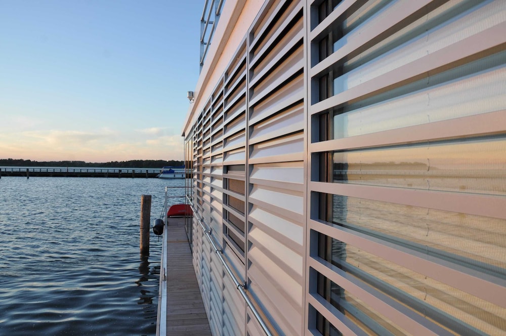 Hausboot Rosi im Hafen in Ribnitz damgarten — hotel in Ribnitz-Damgarten