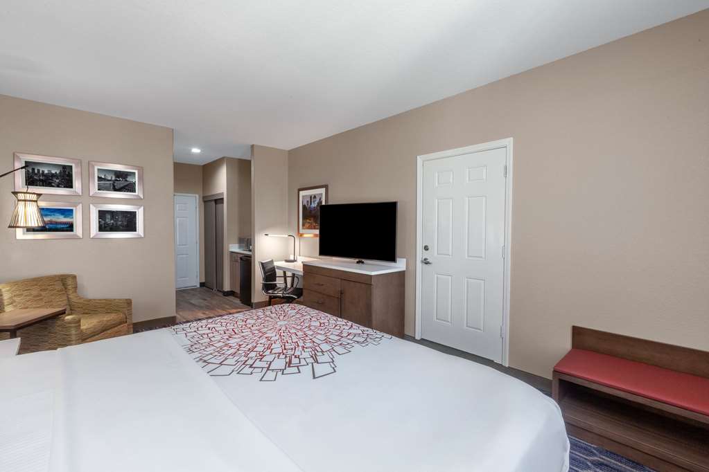 La Quinta Inn & Suites by Wyndham Houston Channelview - photo 26
