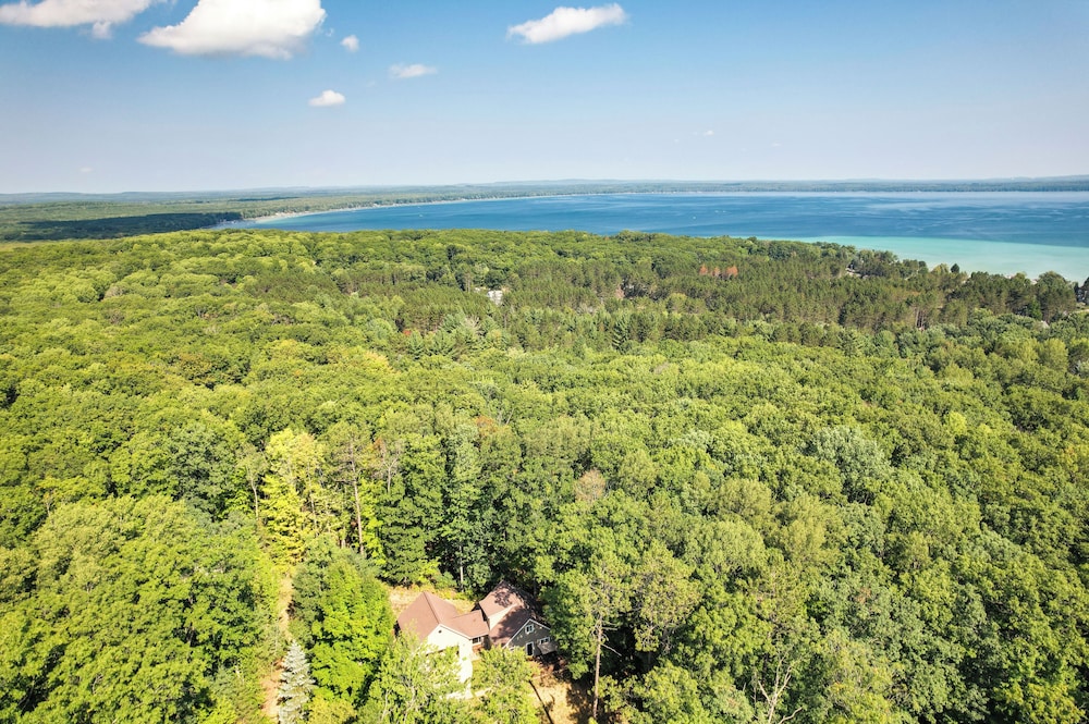 Roscommon Retreat With Deck About 1 Mile To Higgins Lake — Roscommon