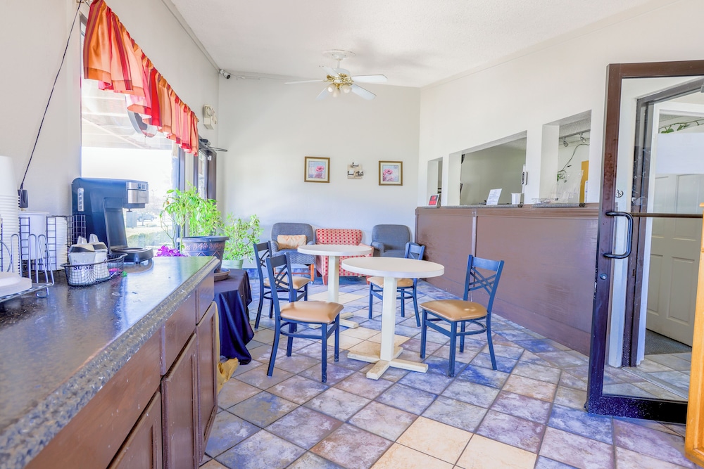 Cozy Garden Inn By OYO Hwy 40 Richmond - photo 3