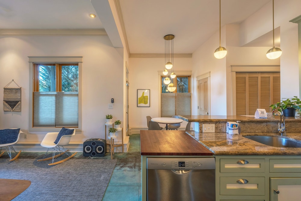 Roe Parker House home — 4-Star Luxury Hotel in Hood River, United States