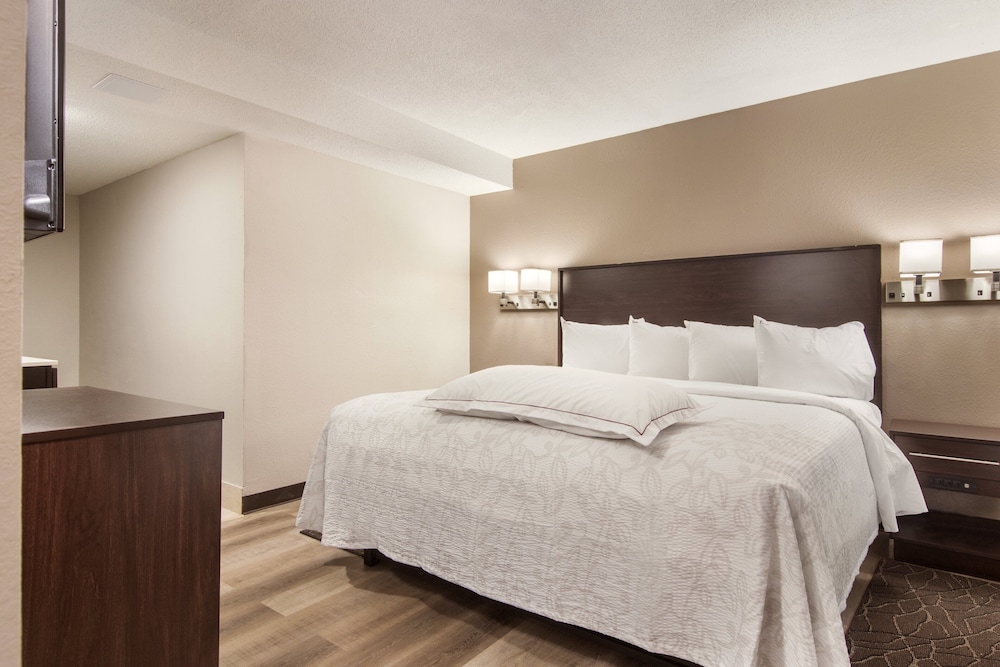 Red Roof Inn Plus & Suites Erie - photo 14