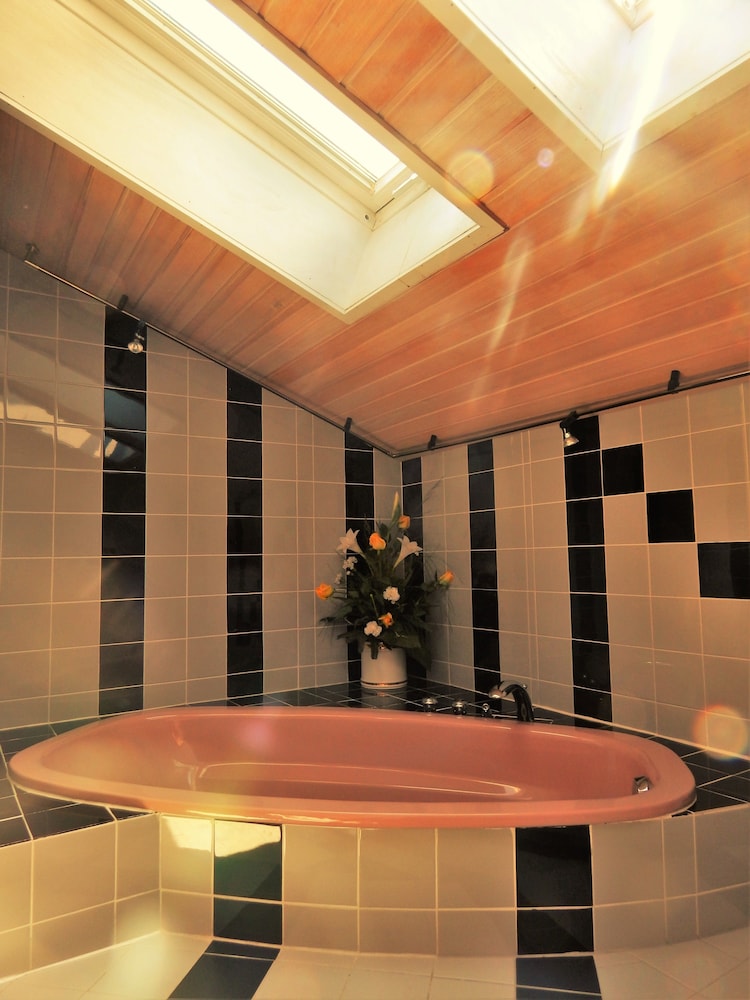 Deep soaking bathtub