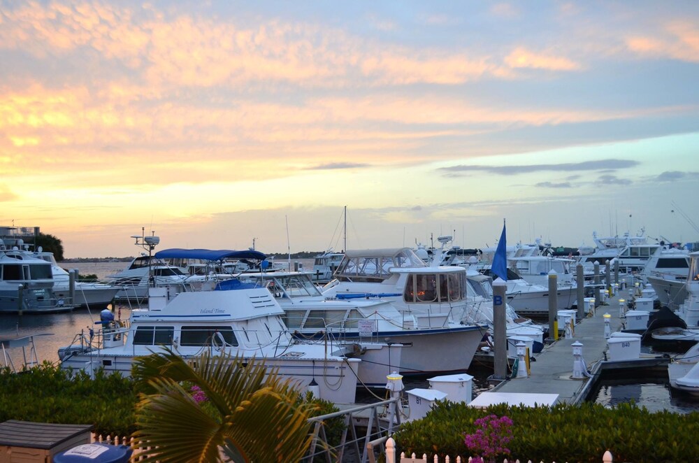 Legacy Harbour Hotel & Suites - photo 26