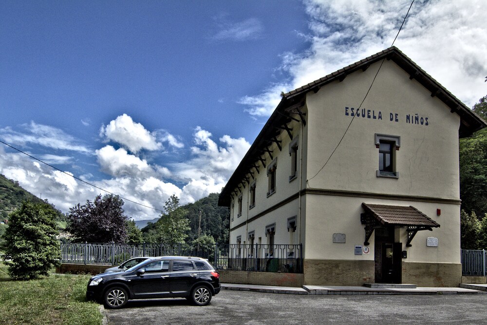 Albergue Juvenil De Bustiello — Mieres
