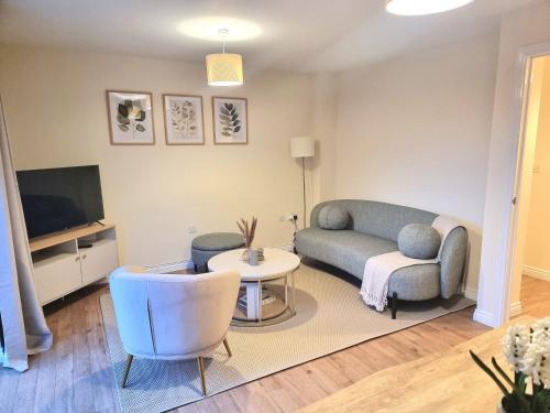 Stylish Spacious 4 Bed Townhouse near station with Parking & High Speed WiFi — 4-Star Luxury Hotel in Rugby, United Kingdom