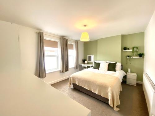 Rushden Spacious House and Garden Free Parking TV Sleeps 8 Guests — 4-Star Luxury Hotel in Rushden, United Kingdom