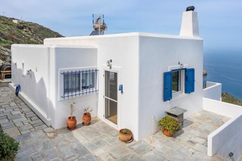 Blue And White - carbon neutral hotel in Kea