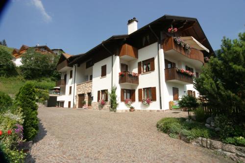 Villa Giardino Flowers — 4-Star Luxury Hotel in Molveno, Italy