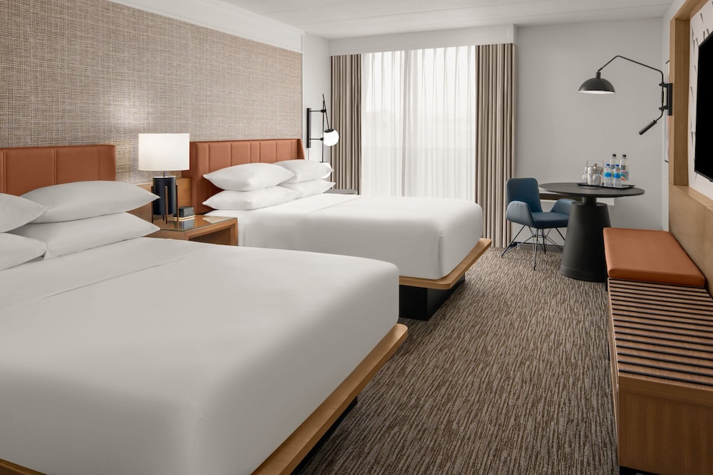 Sheraton Milwaukee Brookfield Hotel - photo 10