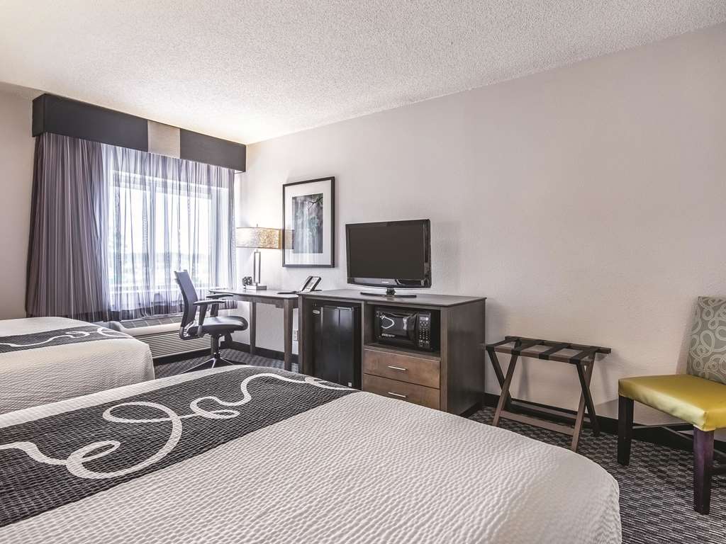 La Quinta Inn & Suites by Wyndham Hartford Bradley Airport - photo 11