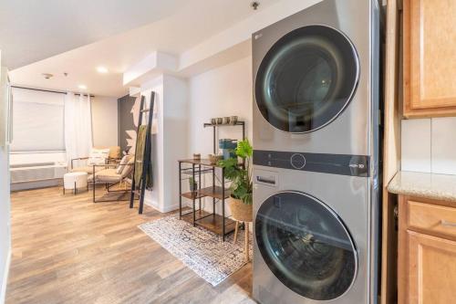 Stylish Serene Midtown Getaway: Retreat for Two