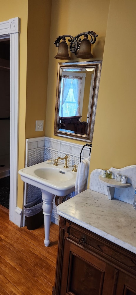 Oaklawn Inn Llc - photo 27