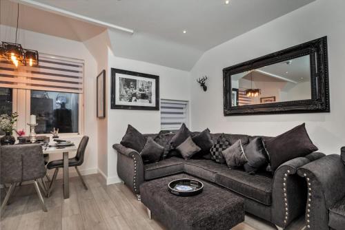 The Hepburn Top Floor Luxury for Up To 6 Guests Near Open Air Theatre And North Bay