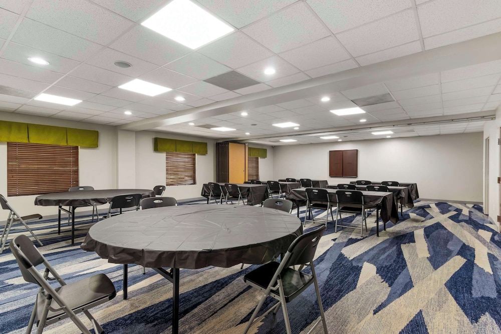 Comfort Suites Atlanta Airport - photo 30