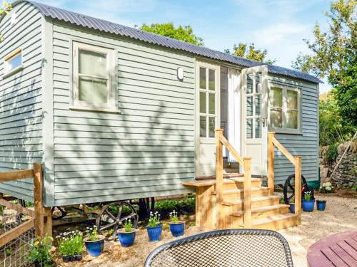 Fig Tree Shepherds Hut Cottage — 5-Star Luxury Hotel in Bridport, United Kingdom