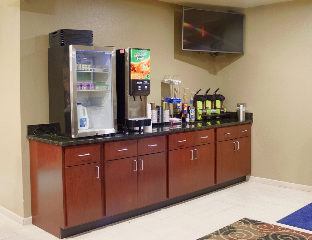 Cobblestone Inn & Suites Winterset IA - photo 52