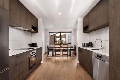 Stylish Brand New Sunny 3Bdrm 3Bth garage sleeps 6 — 4-Star Luxury Hotel in Christchurch, New Zealand