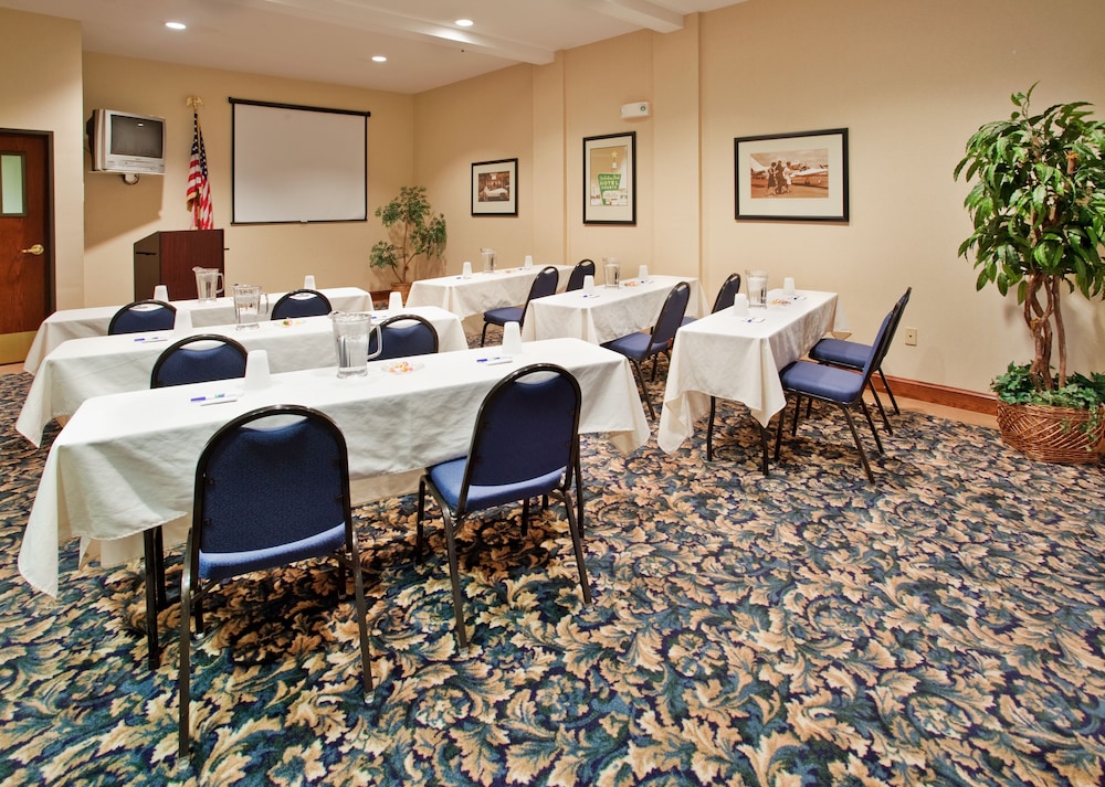 Holiday Inn Express & Suites Farmington by IHG - photo 47