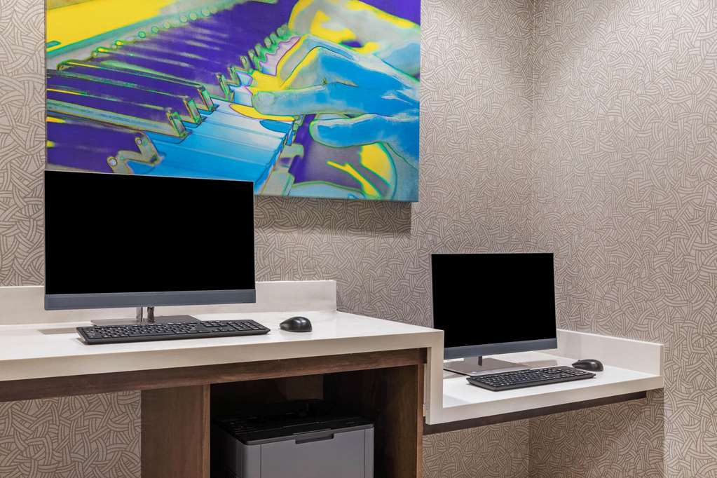 La Quinta Inn & Suites by Wyndham Kansas City Beacon Hill - photo 30