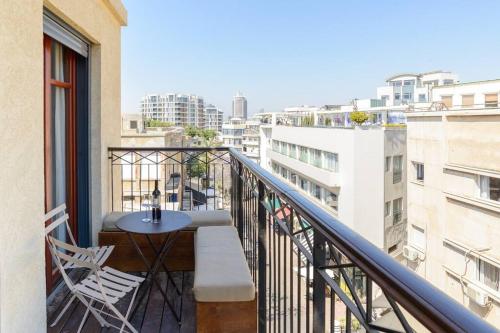 2BR in Nahalat Binyamin by Holyguest — 4-Star Luxury Hotel in Tel Aviv, Israel