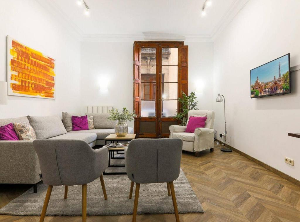 Great Spacious Apartment In The Gothic Quarter — 4-Star Luxury Hotel in Barcelona, Spain